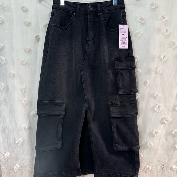wild fable Dresses & Skirts - NWT Wild Fable Women’s Black Denim Cargo Midi Skirt Size XXS